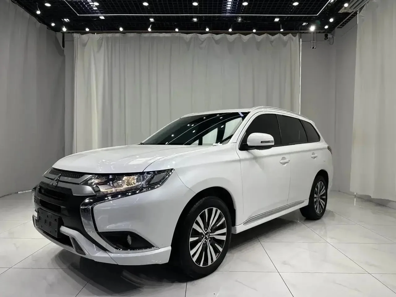 🇨🇳 Mitsubishi Outlander 💪