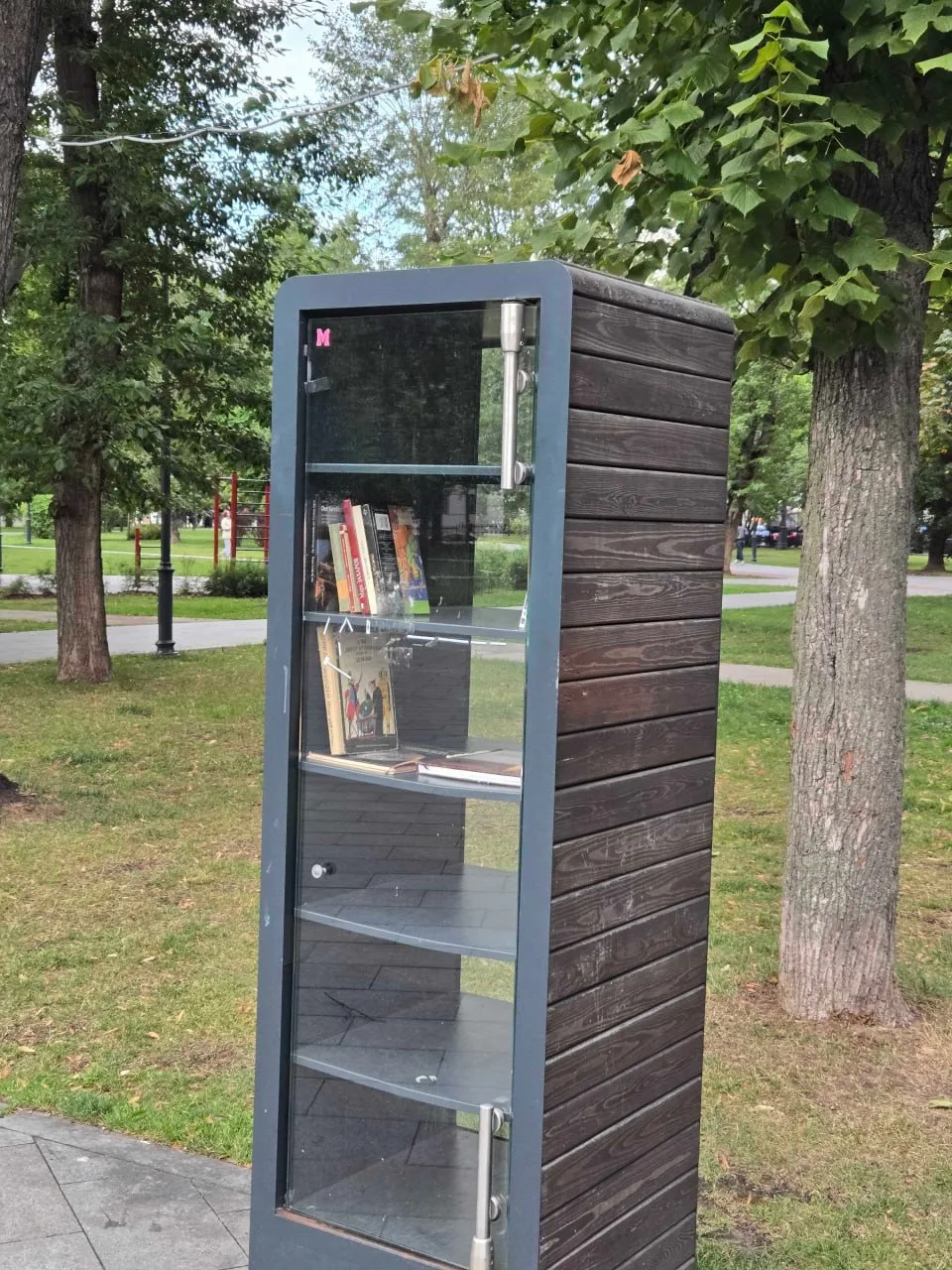Шкаф книгообмена в парке Декабрьского восстания снова пополнился.