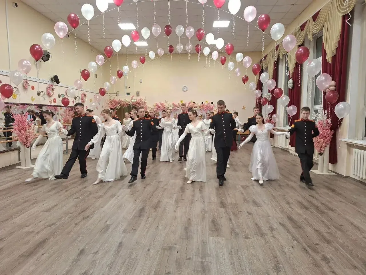 Традиционный весенний бал в Севастопольском корпусе 🌷    7 марта, в преддверии Международного женско