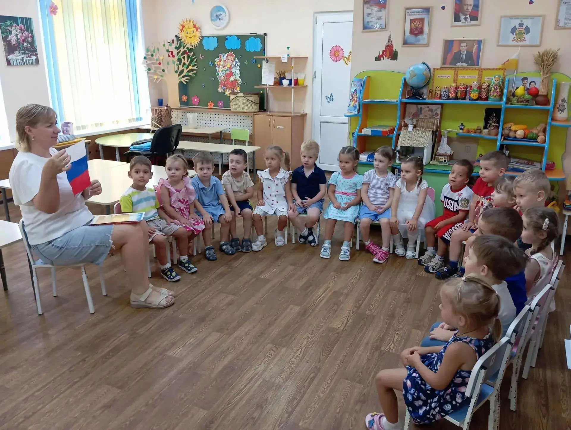 🎉 В преддверии Дня Российского флага во второй младшей группе детского сада № 60 прошл...