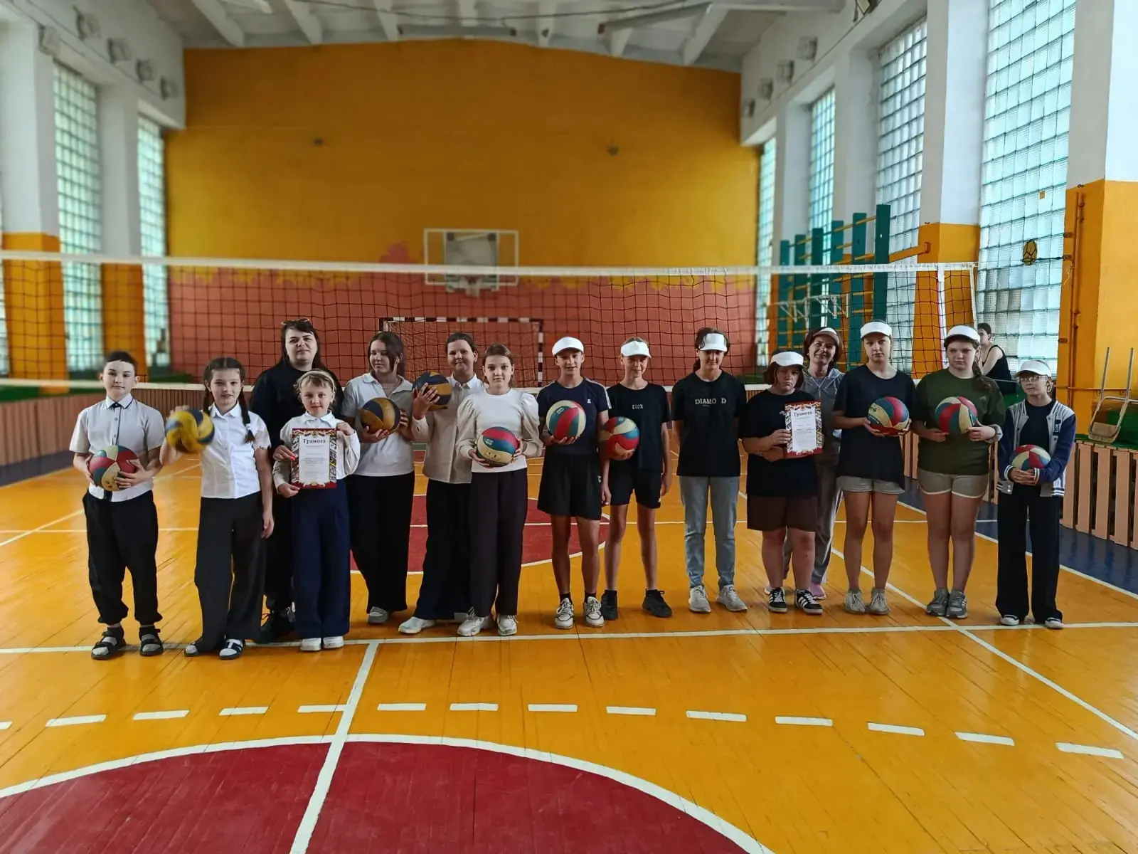 День прошёл насыщенный.😊
Записав песню "За тебя, Родина-мать", мы отправились в спортивную школу. Р