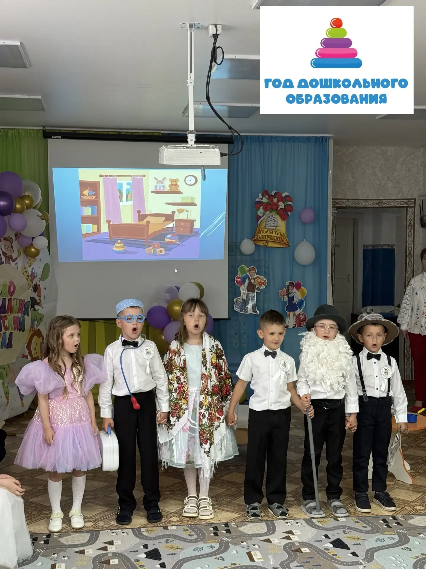 Выпускной бал в детском саду -особое  событие: ещё недавно ребята начали ходить в детск...