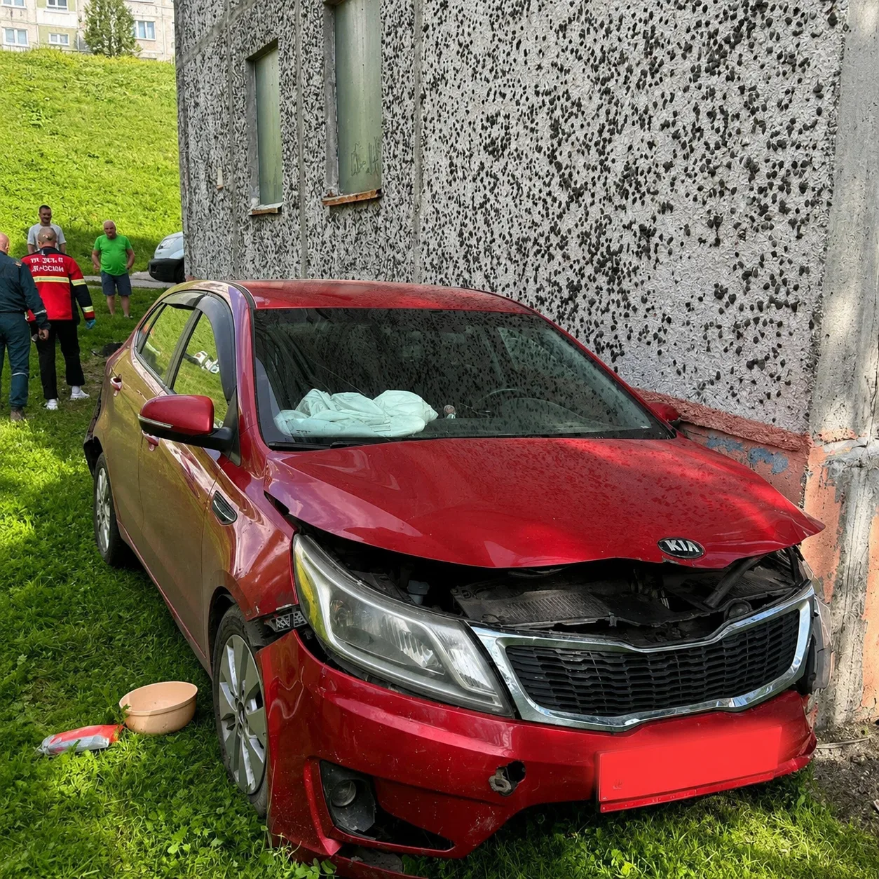 🚨 Необычное ДТП произошло в Кировске.

Автомобиль Kia Rio съехал в кювет и врезался в жилой дом. В 