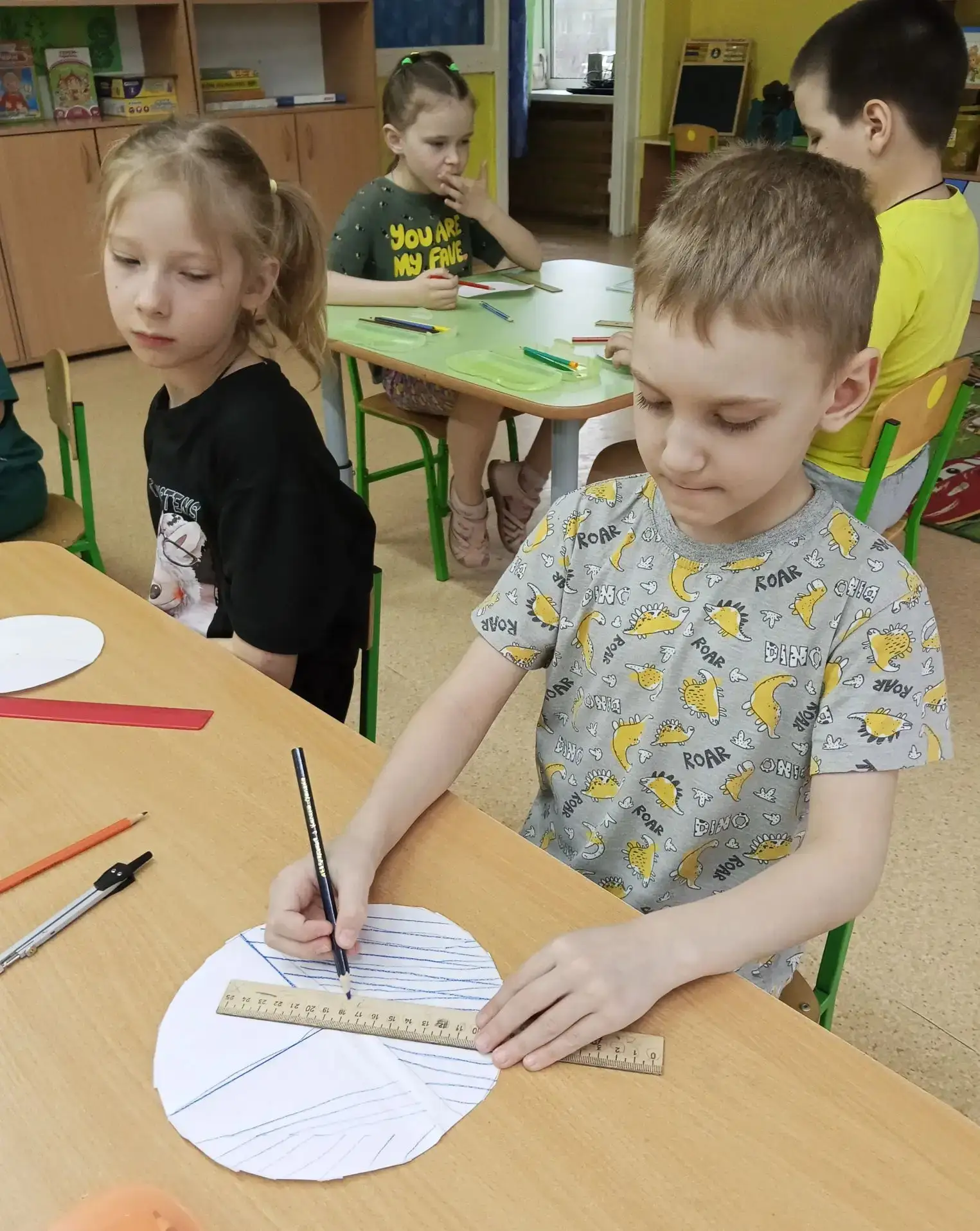 Воспитанники группы "Незабудка" совершили познавательное путешествие в гости к Циркулю. 
Ребята узна