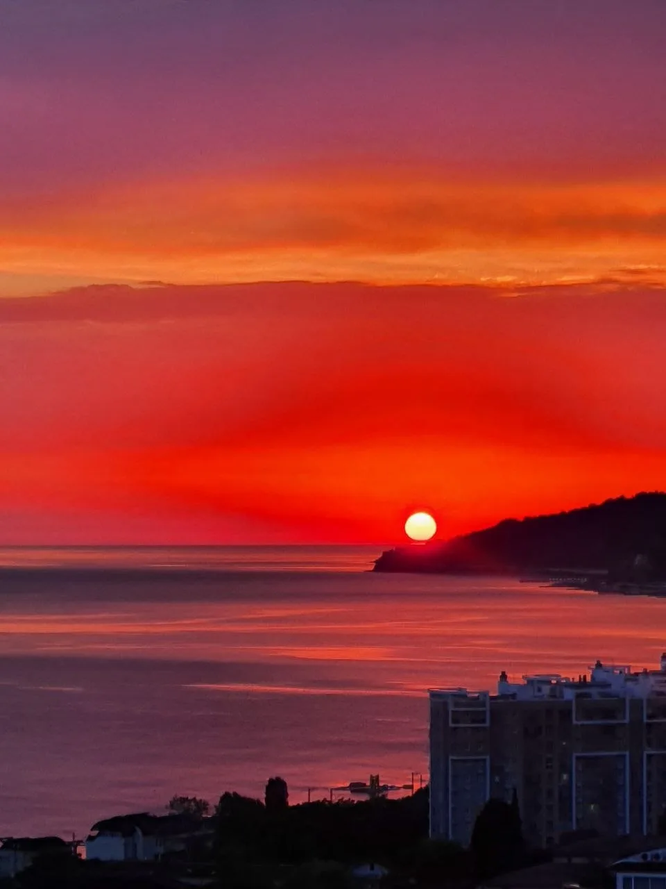 Закаты нашего лета 🌇

Мы снова поймали это настроение в объектив! В нашей новой подборке — именно т