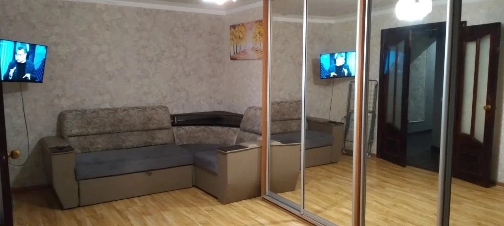 Сдам 1кв Ценр.(возле1000 мелочей).  Вода 24/7 . Цена 20тыс+комун +залог15.Тел: +79497091554. Сдам на