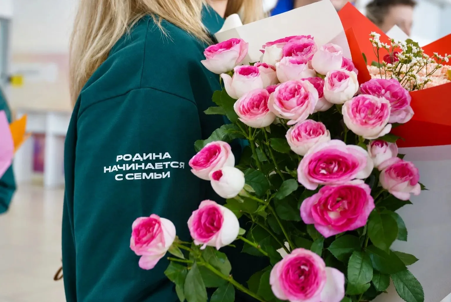 Одноклассники и учителя встретили в аэропорту финалистов «Семейной зарницы» — гимназиче...
