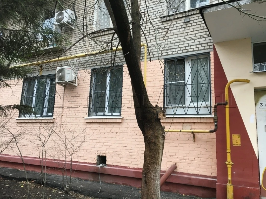 Мужчина пробрался через окно и попытался домогаться москвички в постели.