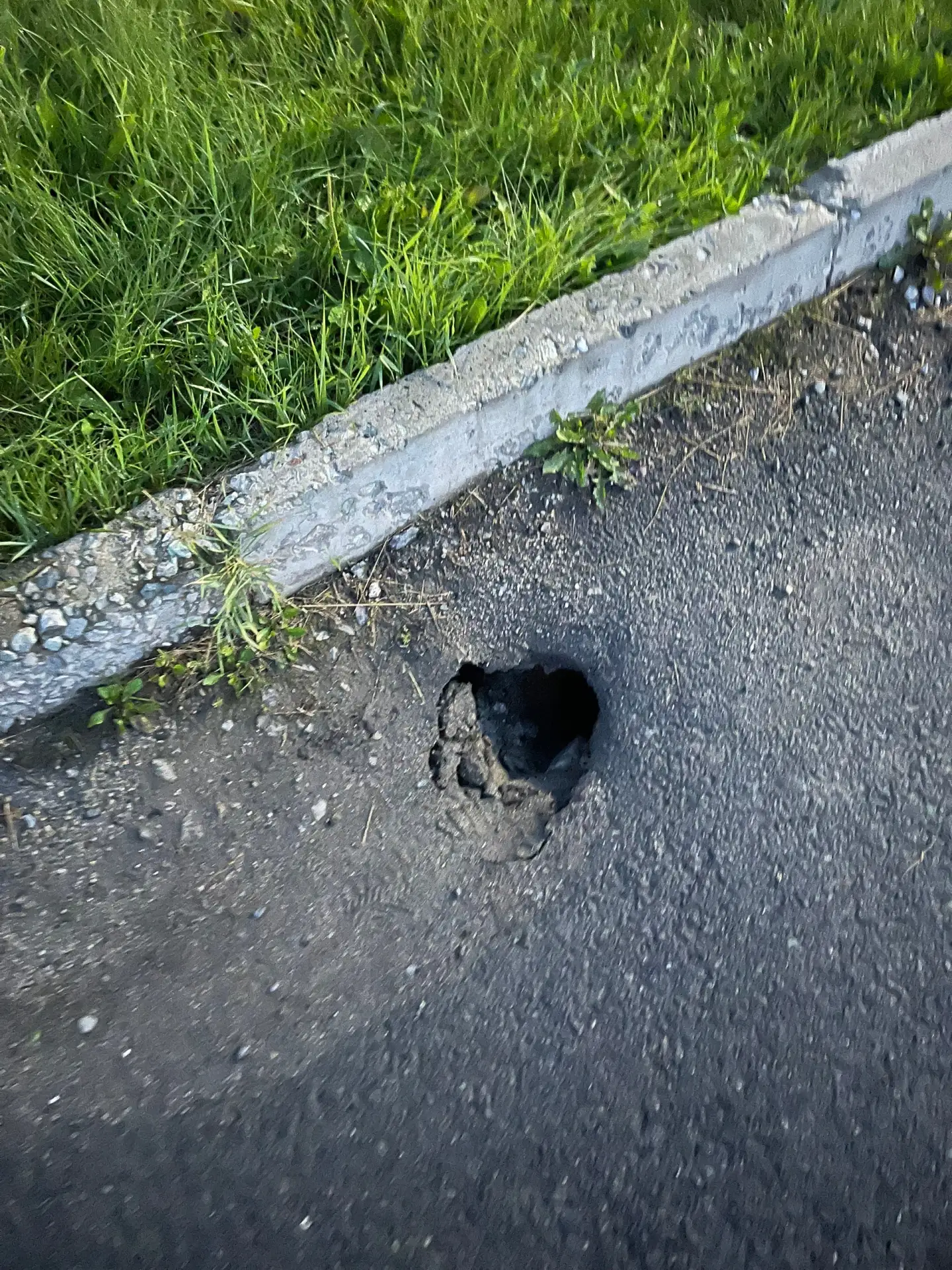 Серебрянка. Арбат. Яма на тротуаре. Размыв грунта. Будьте осторожны!