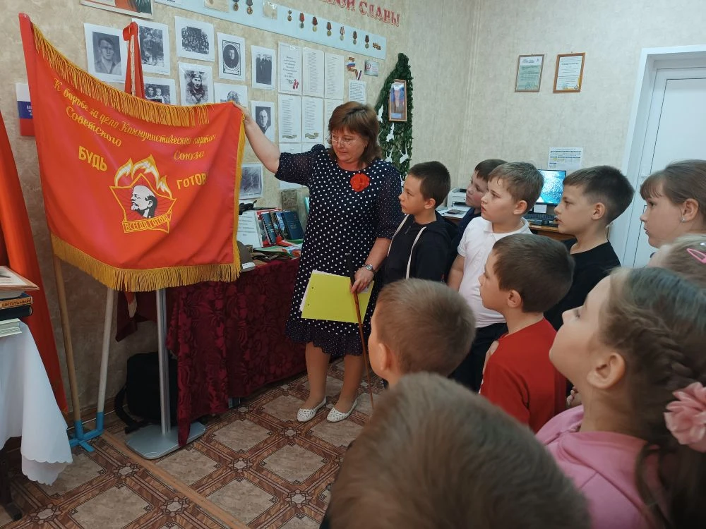 🚩Экскурсию «От пионерии до Первых» провели для учащихся начальной школы советник директора по воспи