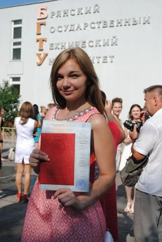 А вот так раньше выглядели фотосессии у административного корпуса📷