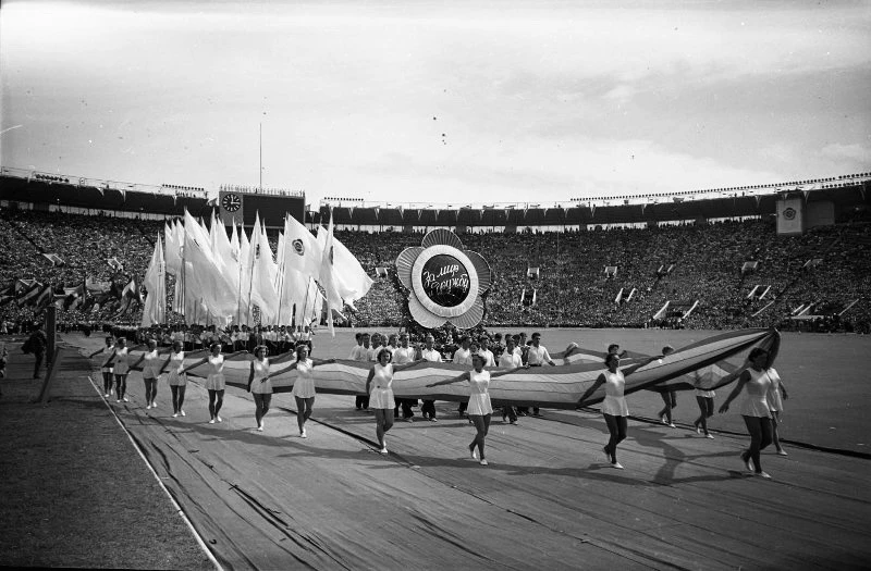 28 июля 1957 года начался VI Всемирный фестиваль молодёжи и студентов в Москве

Торжественное открыт
