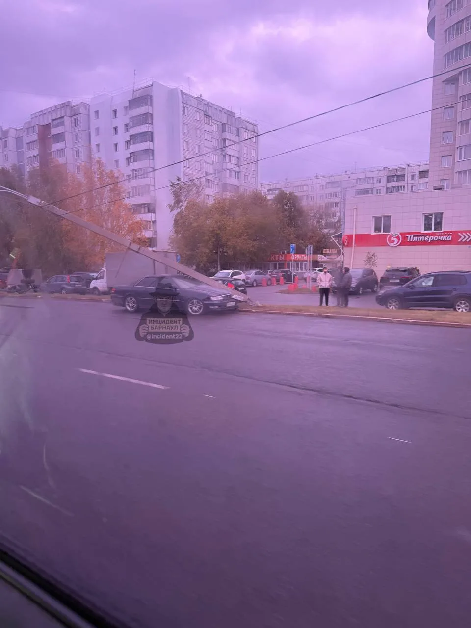 Машина снесла столб на кольце Павловский тракт — Малахова.