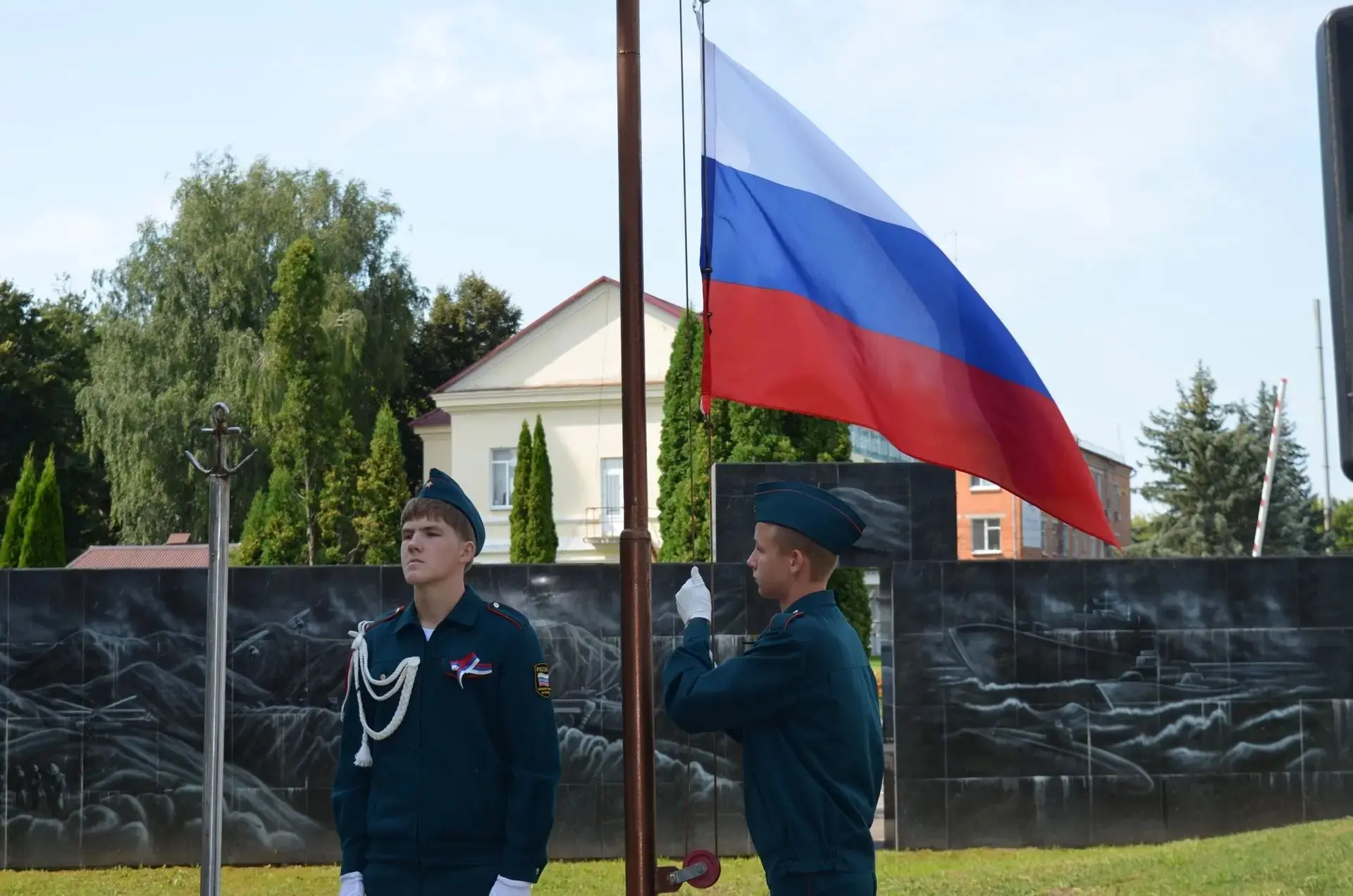 В Почепе прошла патриотическая акция «Гордо реет триколор» 🇷🇺❤