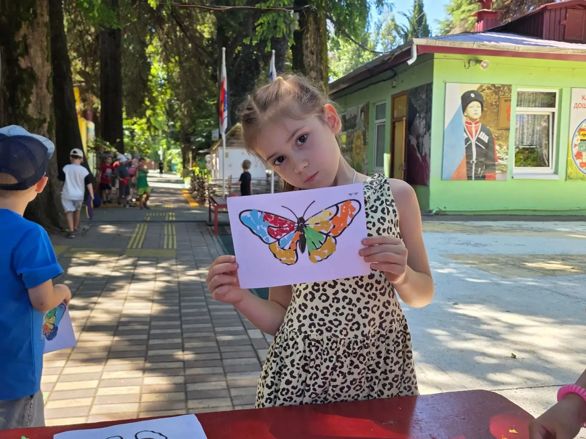 🦋 Я, ребята, бабочка…
Домик мой – не баночка.
Уберите свой сачок
И закройте на крючок.
Потихоньку п