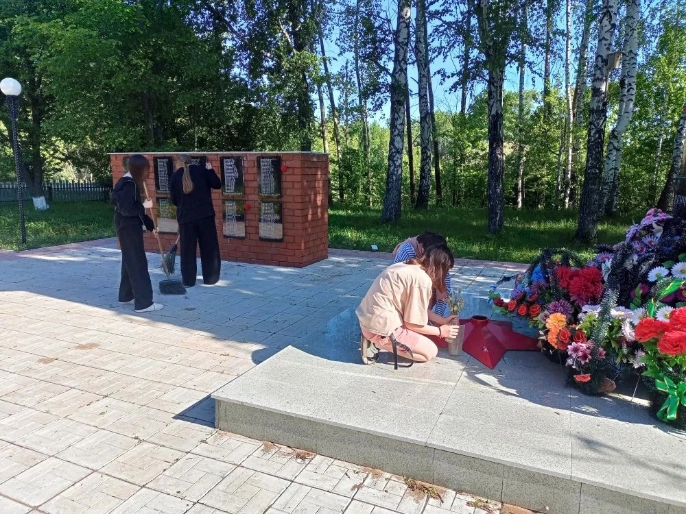 🤗🤗Ну и конечно же Орловка...
Здесь полным ходом идет субботник в парке и на территории мемориала п