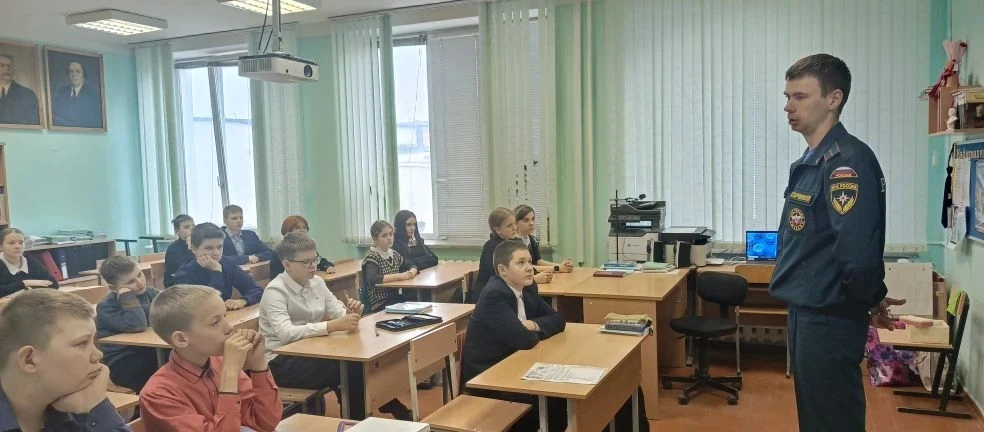 🚨 Месячник безопасности🚨  ☄💥Урок безопасности от сотрудников МЧС💥☄    👩‍🚒В нашей школе прошёл незабы