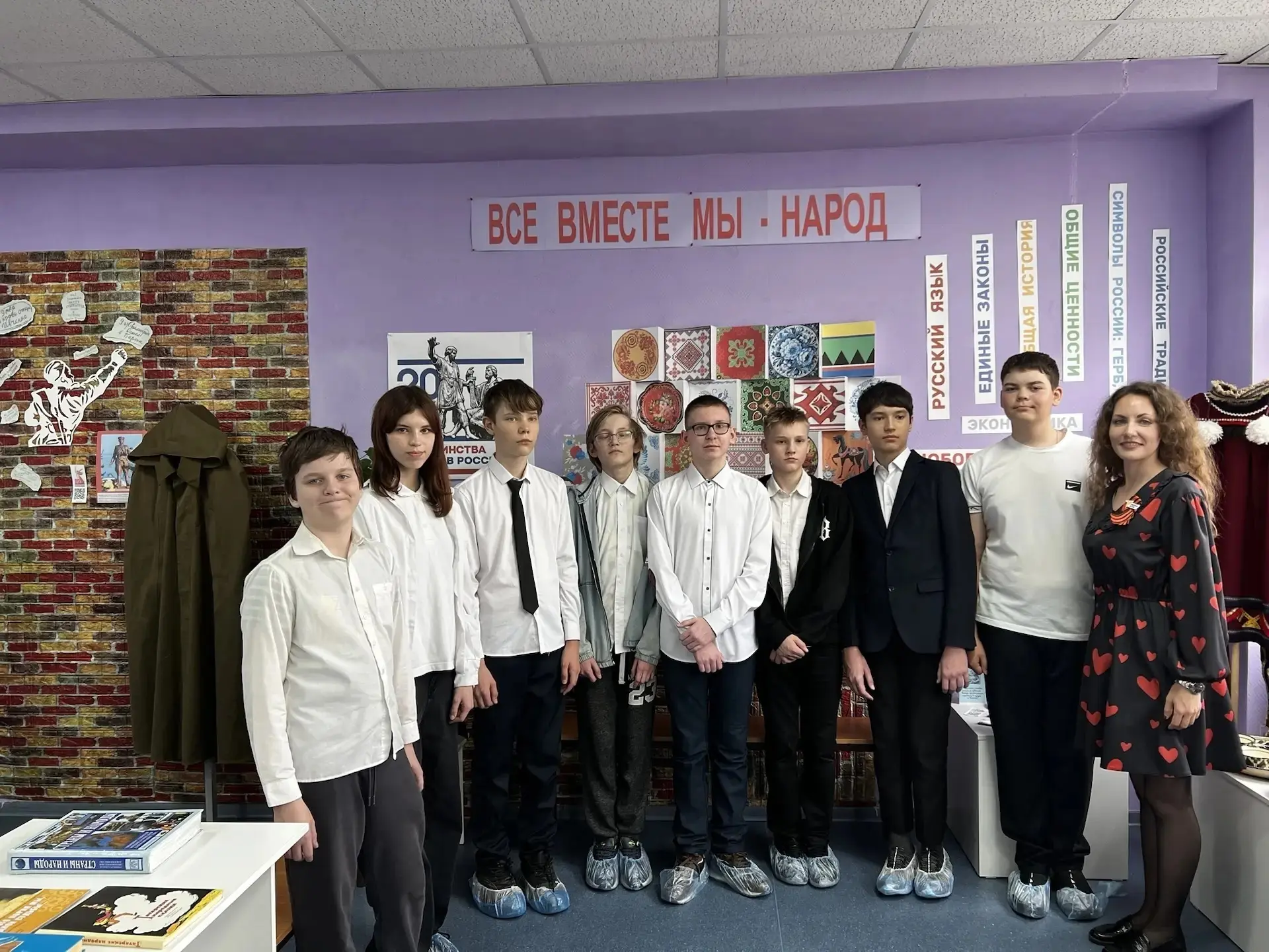 Единство народа в пространстве музея🤝  В предпраздничные дни в школьном музее состоялась серия экску