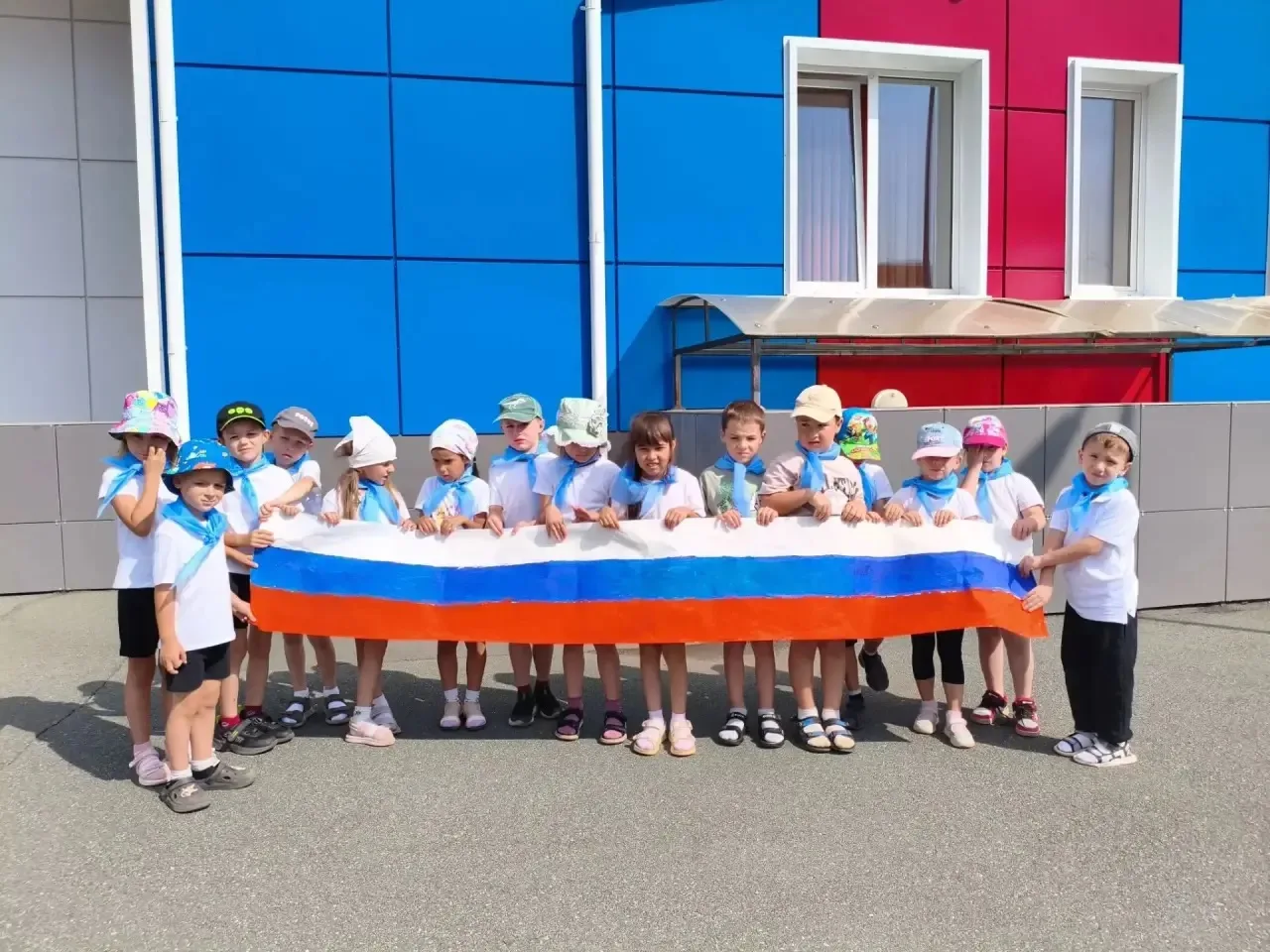 🇷🇺Под флагом единым»: в нашем детском саду прошел патриотический флешмоб