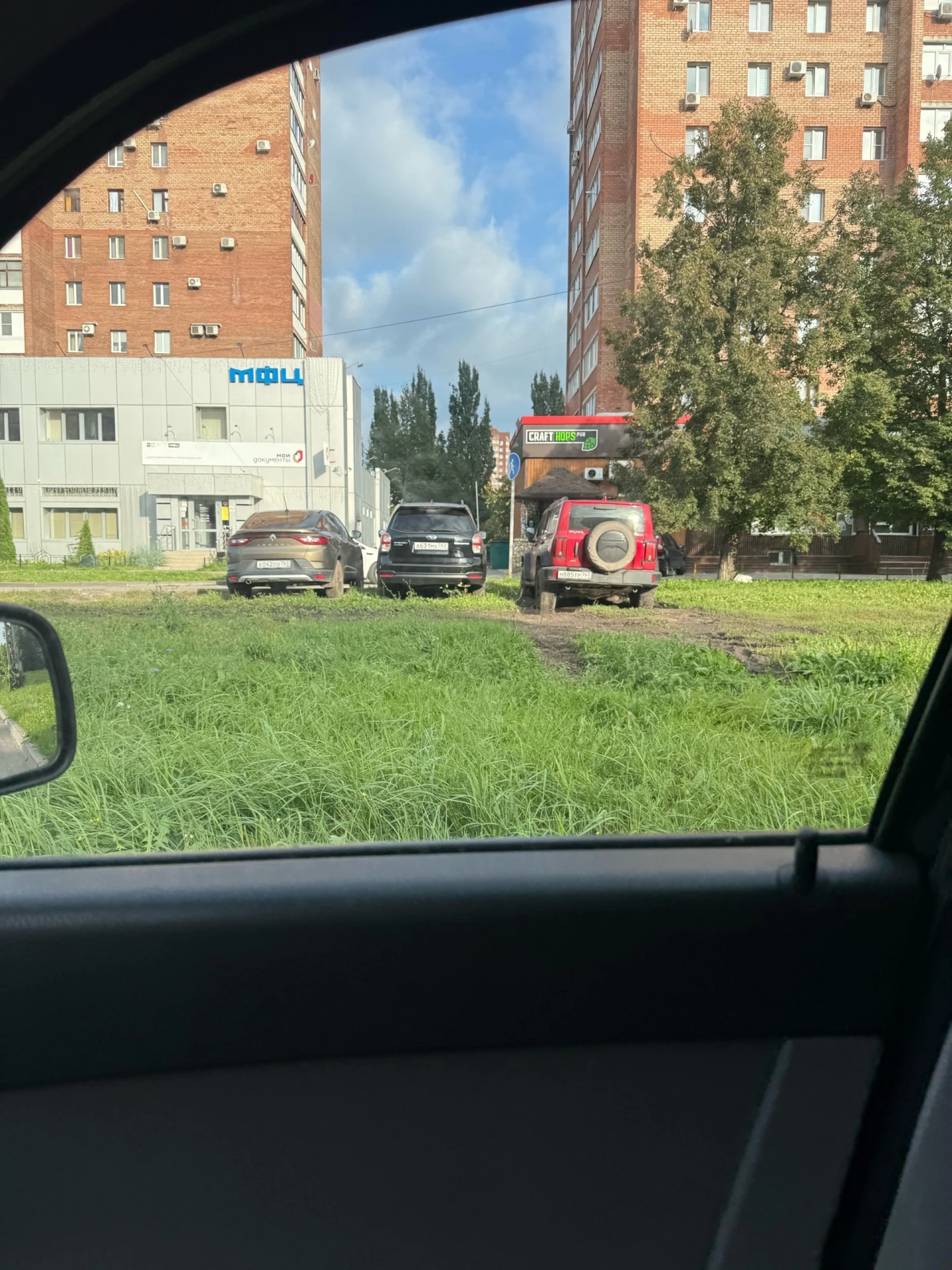 Автостроителей, 5. Напротив МФЦ один хозяин трех машин постоянно ставит свой автопарк н...