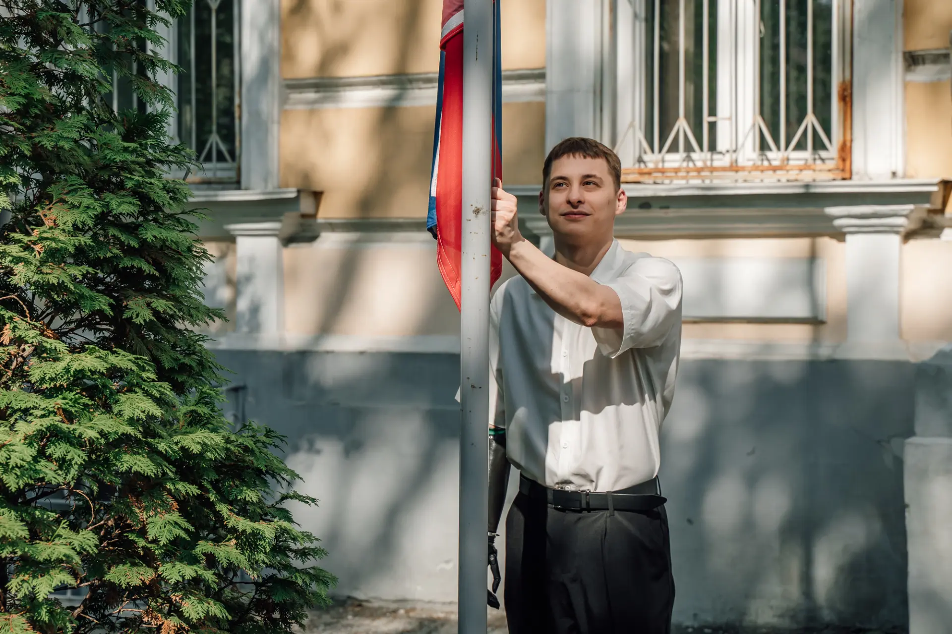День Великой Победы — уже завтра 🕊️  Торжественная церемония поднятия флага состоялась вместе с руко