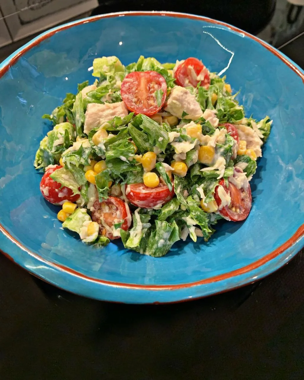 Салат с курицей и кукурузой 🥗

👉Ингредиенты: 
Куриная грудка отварная-400 гр
Помидоры черри-8-10 ш