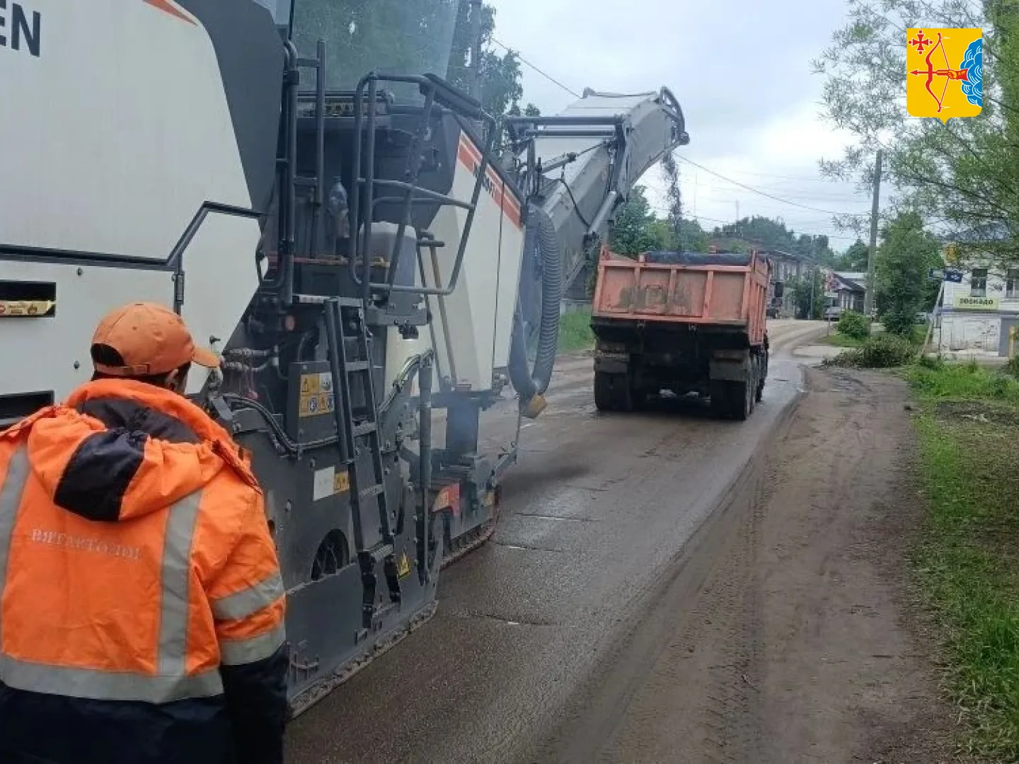 🚜В Нолинске по программе «Дорожный миллиард» ремонтируют улицу Пригородную.

Подрядчик — Малмыжское