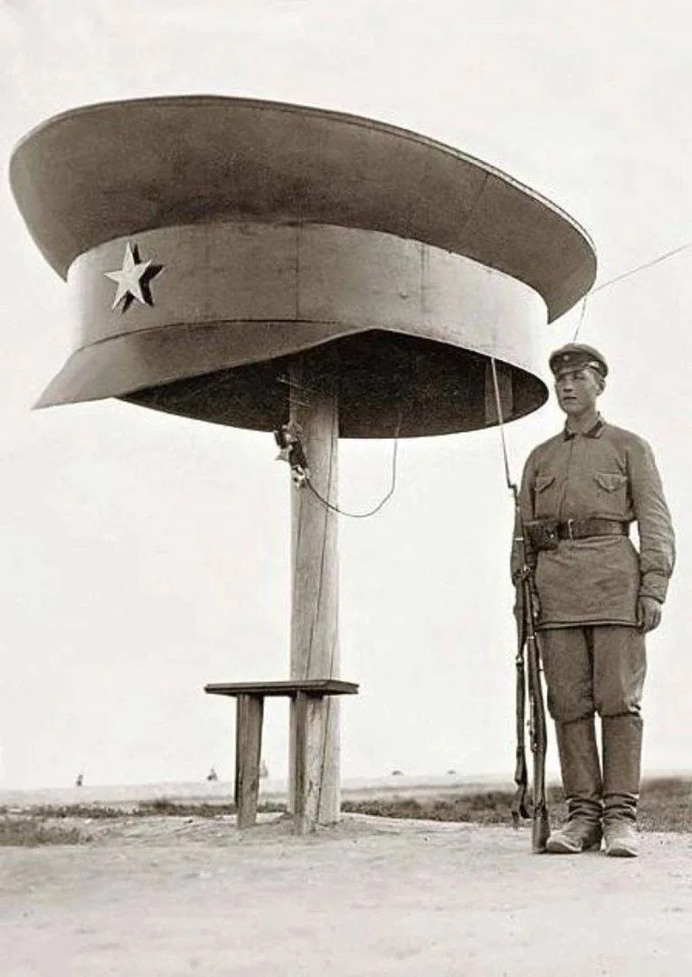 Красноармеец-дневальный на посту. 1927 год