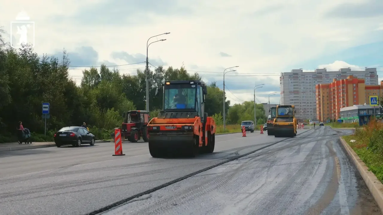 🚜 На улице Бабича укладывают новый асфальт