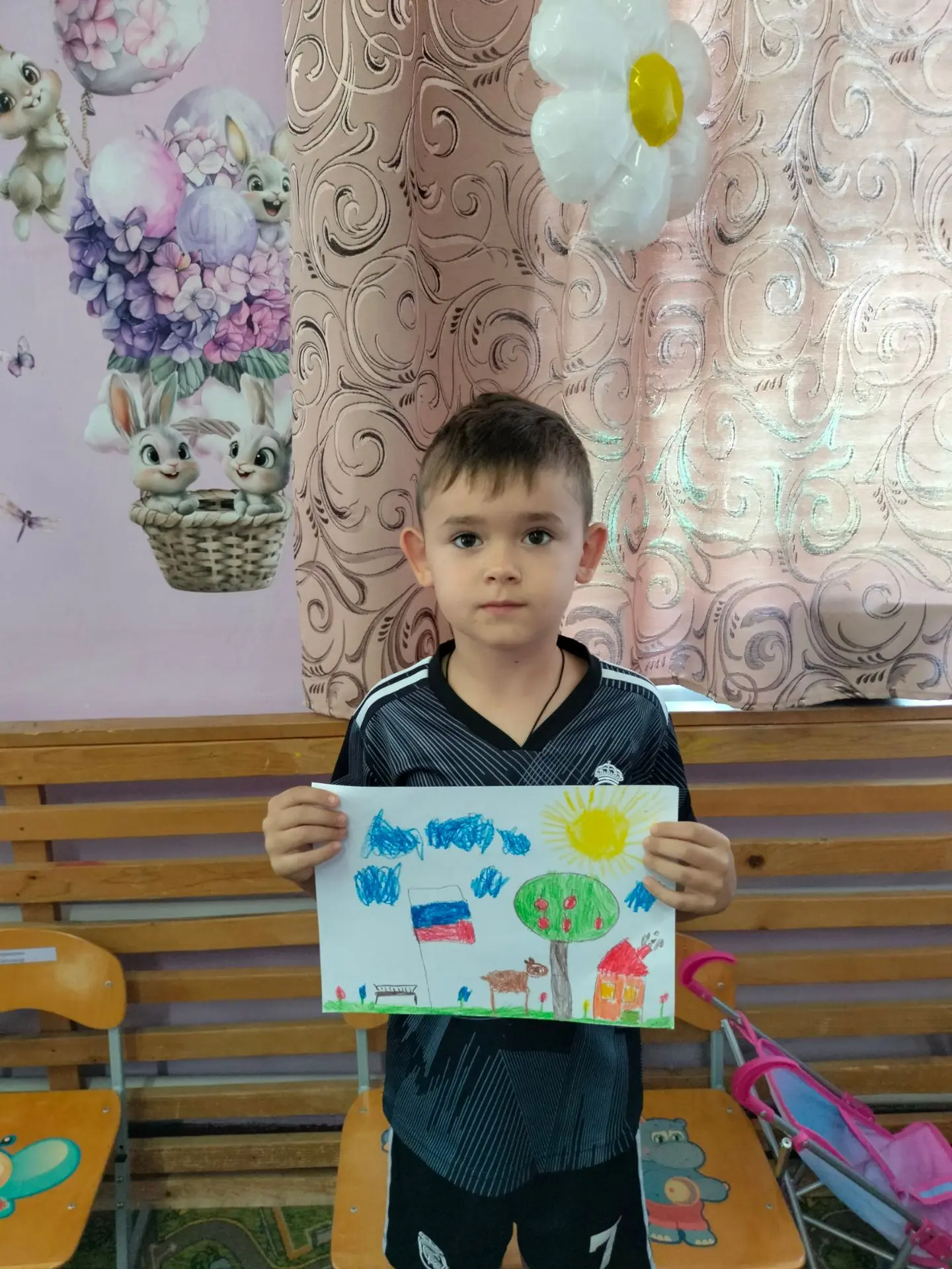 В преддверии праздника,Дня Российского флага,в старше- подготовительной группе прошли з...