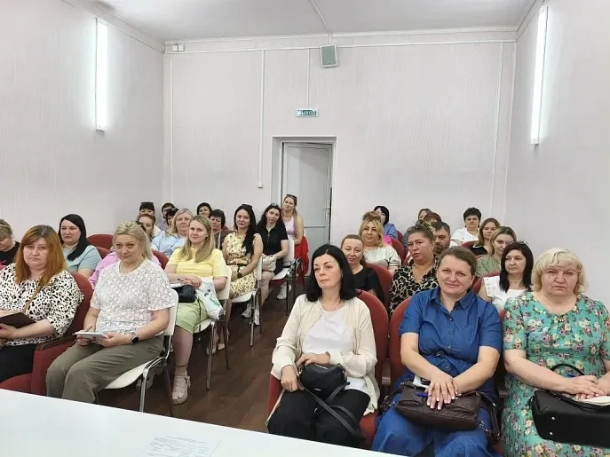 Знания, которые помогают вовремя заметить беду: соцработники прошли обучение по профилактике зависим