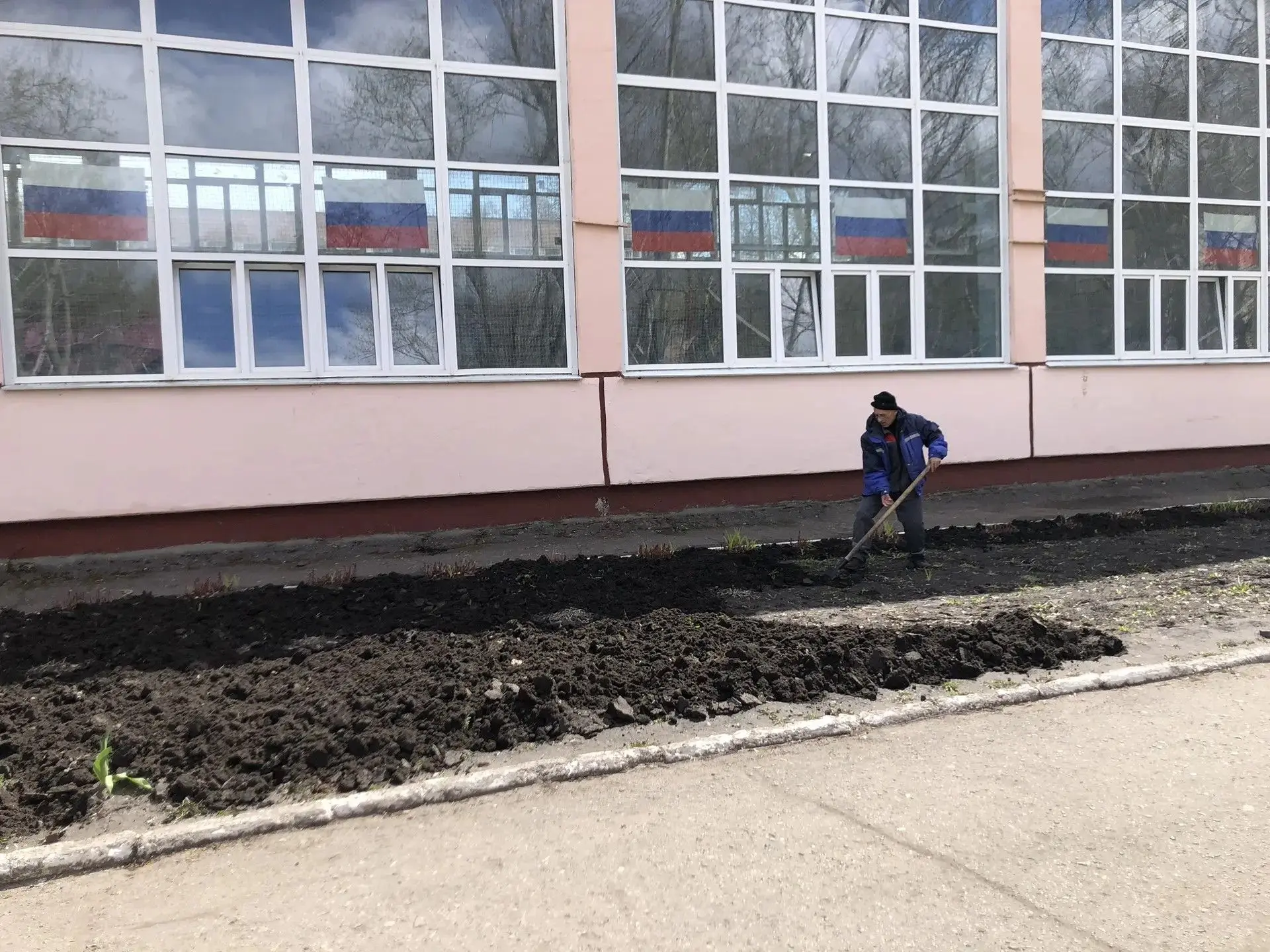 🧹Накануне праздника 1 Мая в нашей школе в обоих корпусах прошли субботники.  💪 Ученики, педагоги и с