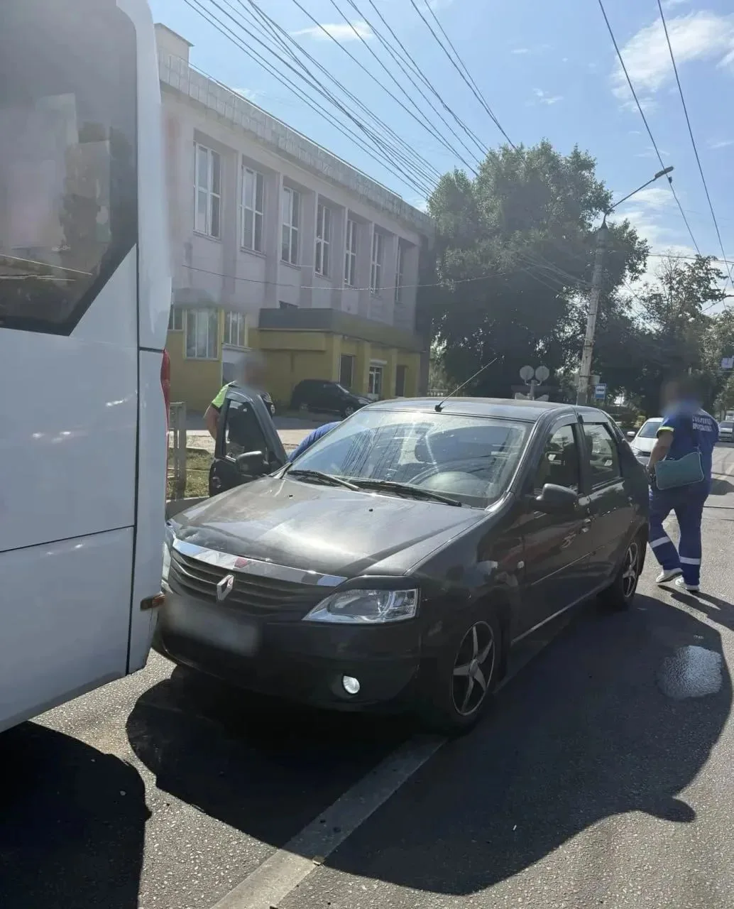 😰На Ленинском проспекте произошла трагедия: водитель легковушки потерял сознание и пог...