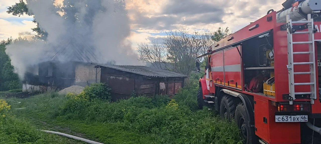 В Поныровском районе 31 мая произошёл пожар в жилом доме в селе Брусовое. На вызов опер...