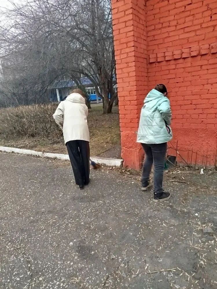 🍂 Субботник продолжается!  📌Наводим порядок на территории - и 8‑е классы снова в деле. ✅Ребята убрал