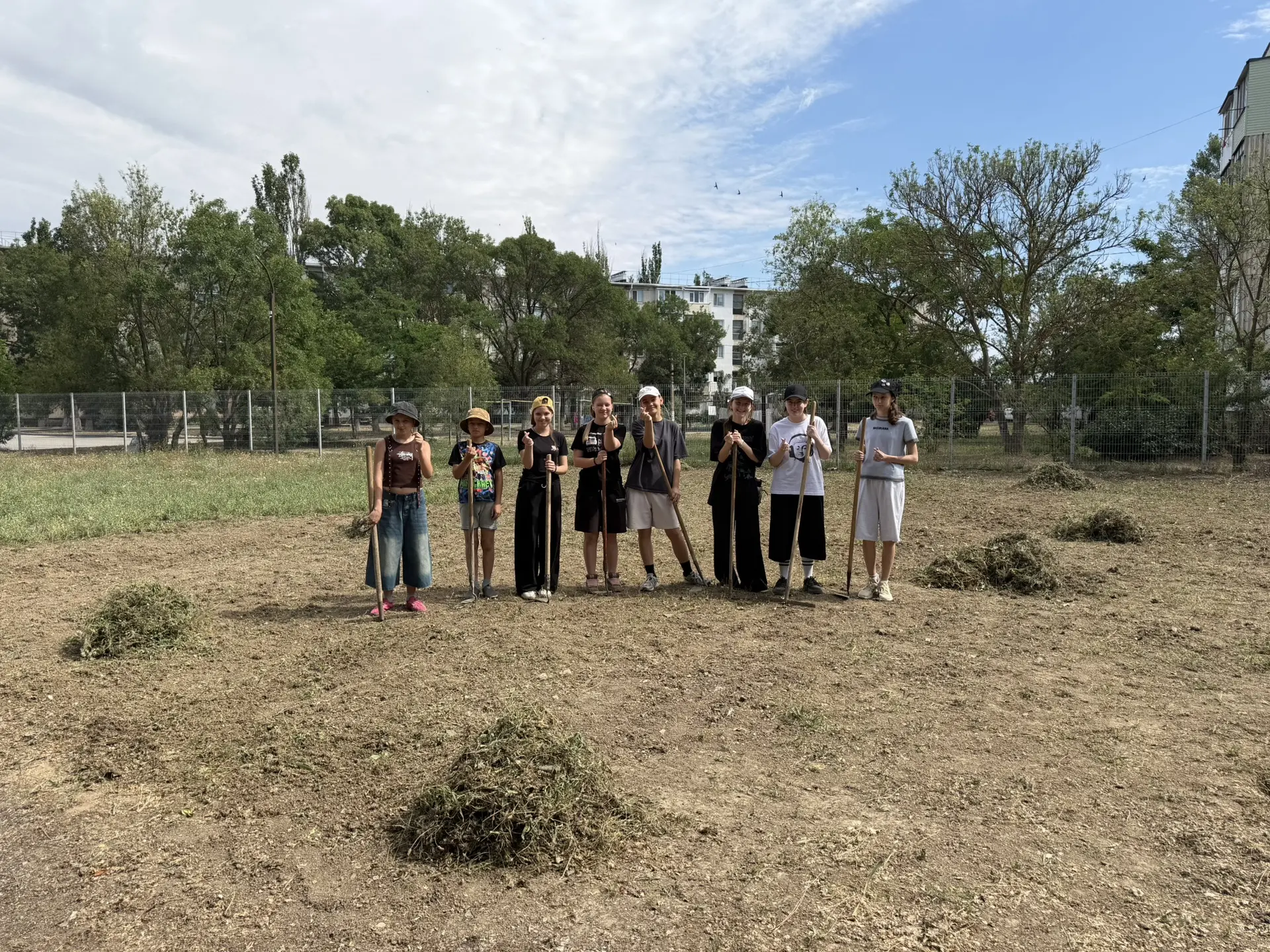 В рамках субботника старшеклассники приводят  в порядок пришкольную территорию.
Трудовое воспитание 