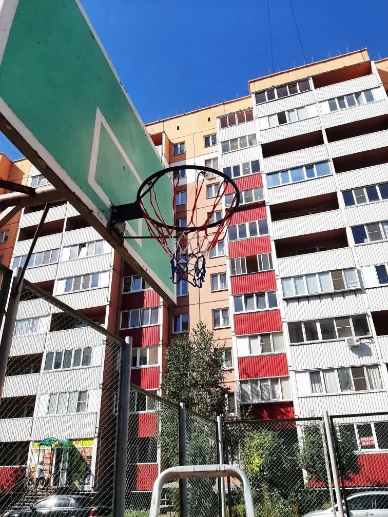 Заменили кольцо на баскетбольной площадке пр. Карла Маркса, д. 231/2.