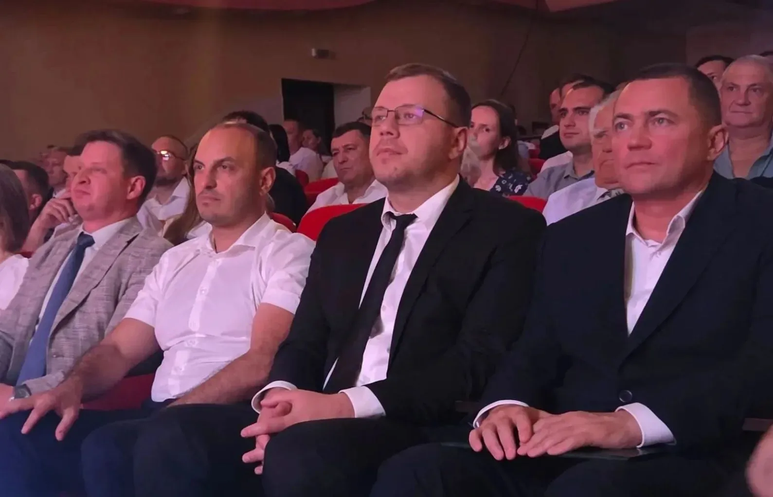 В преддверии профессионального праздника вручил награды тем, кто трудится в нефтяной от...