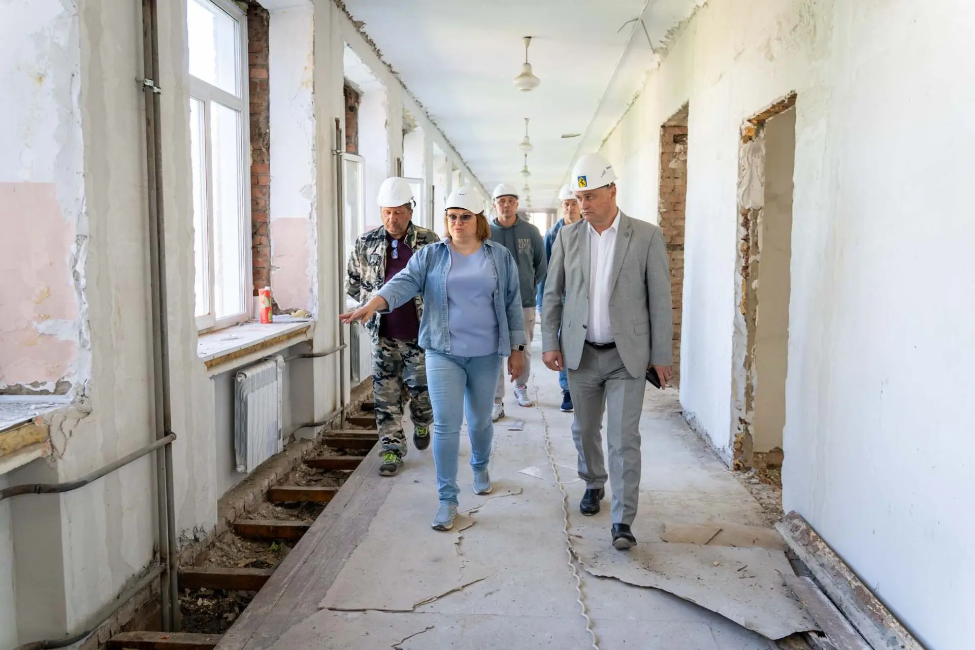 Провел штаб по капитальному ремонту школы № 1.