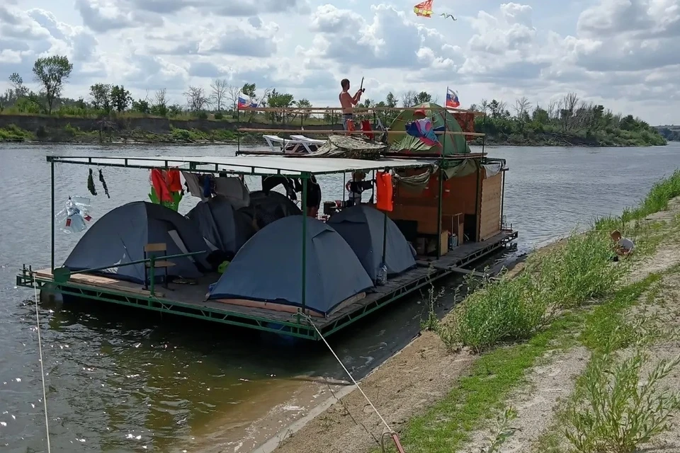 Компания дончан устроила необычный отпуск на плоту с баней, холодильником и даже фортеп...