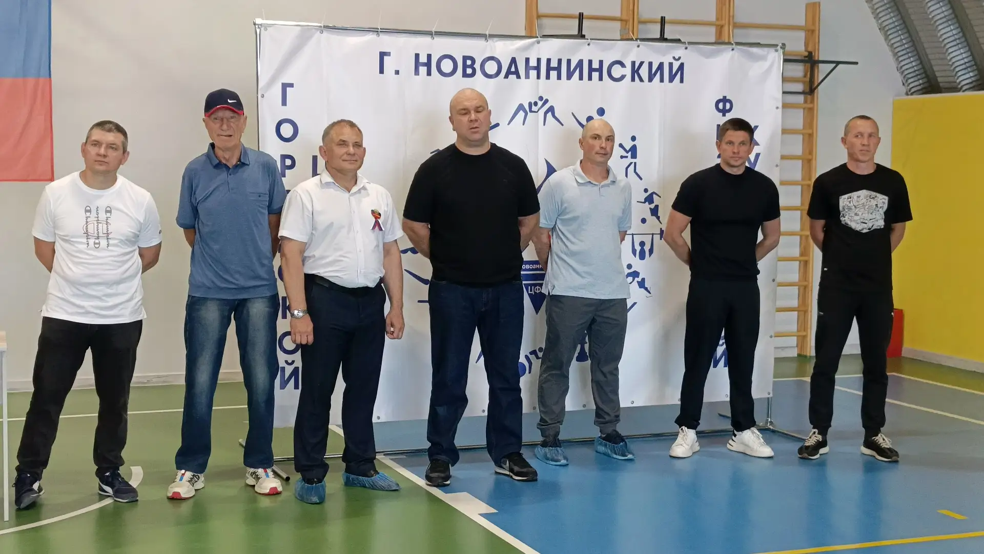 Мероприятие открывает парад спортсменов. Звучит гимн Российской Федерации.