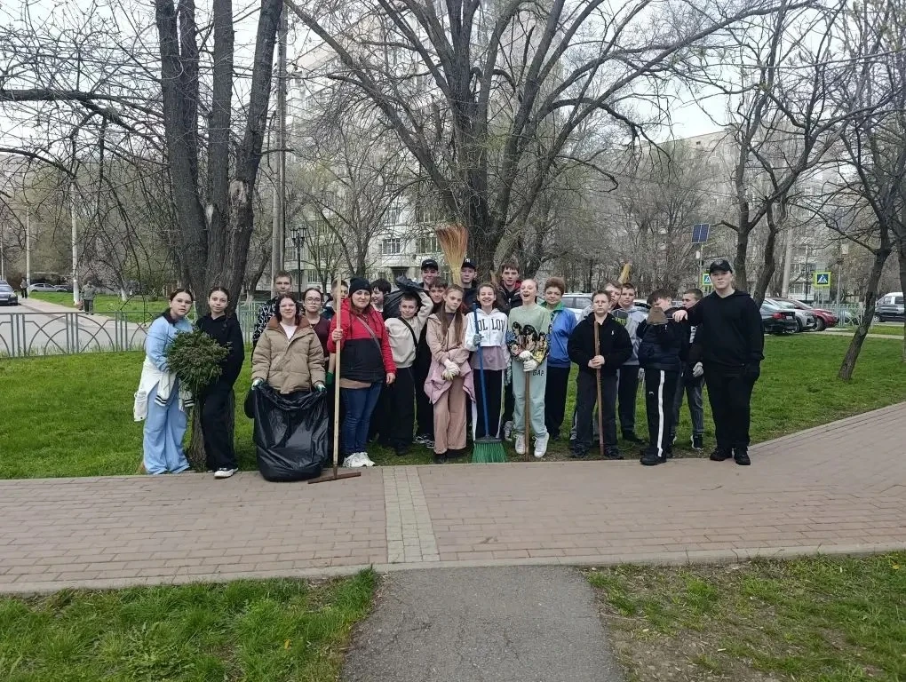 Вместе делаем город чище! 🧹  Сегодня обучающиеся, педагоги и родители нашей школы дружно вышли на го