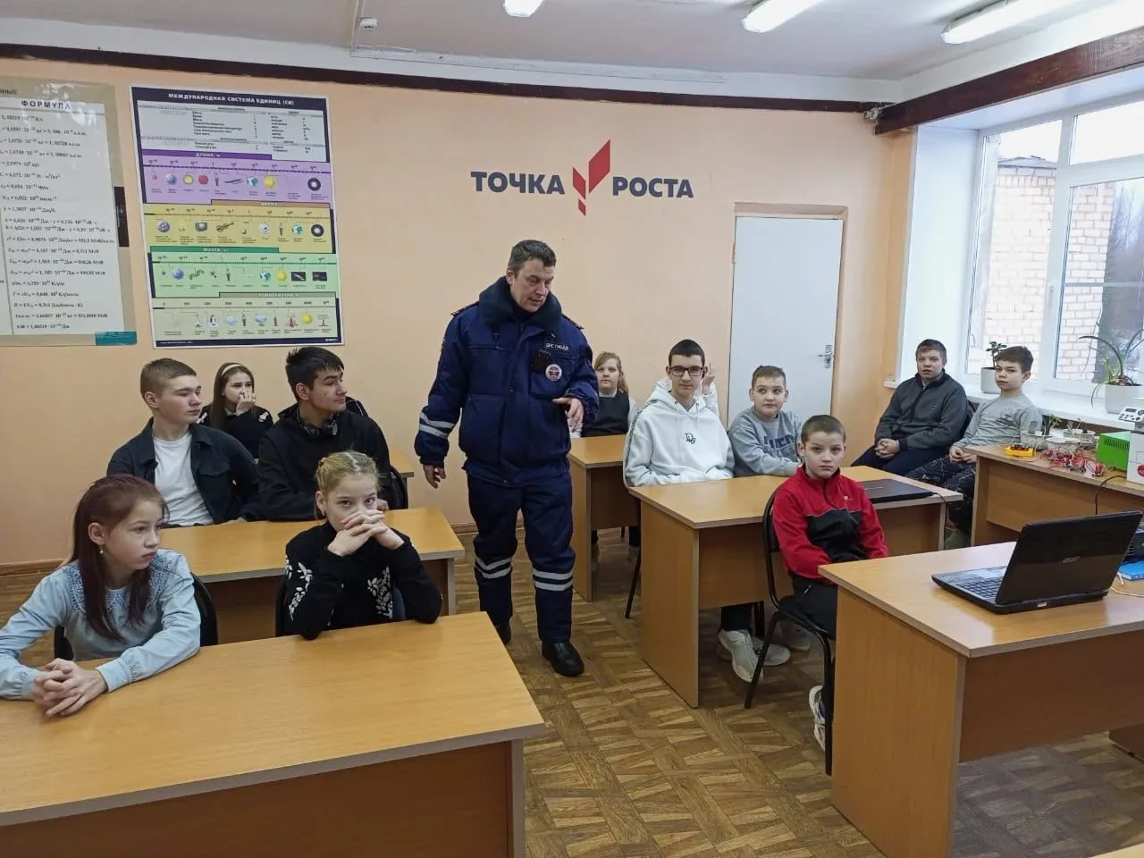 Инспектор ДПС, капитан полиции Зверев А.В., рассказал ребятам о важности соблюдения мер безопасного 