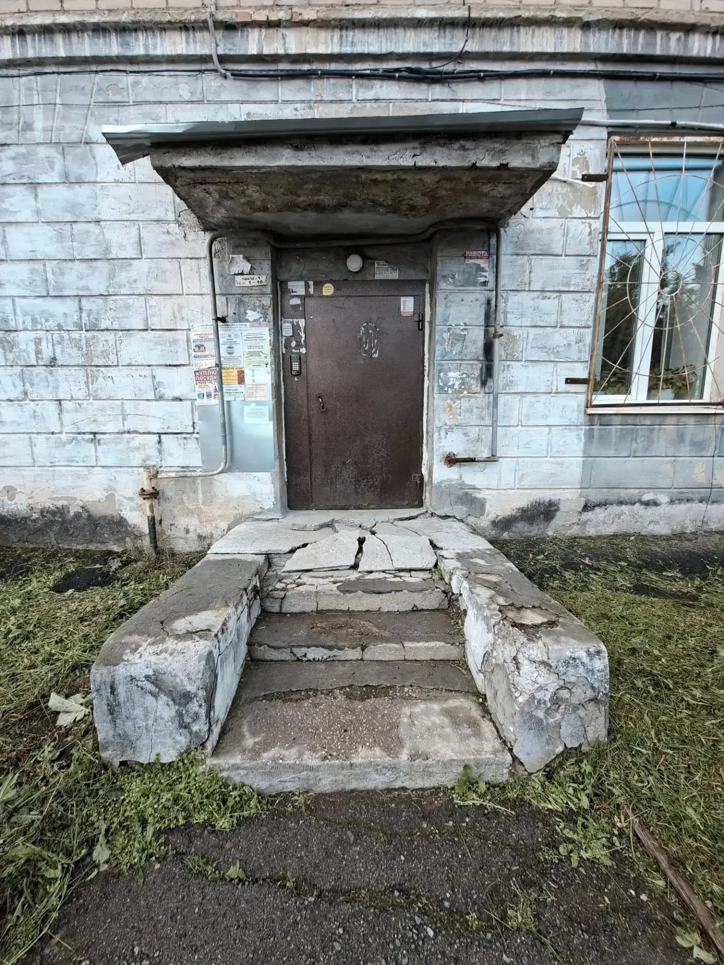 «До первой трагедии»: на Свердлова, 16 коммунальщики годами игнорируют разрушающееся кр...