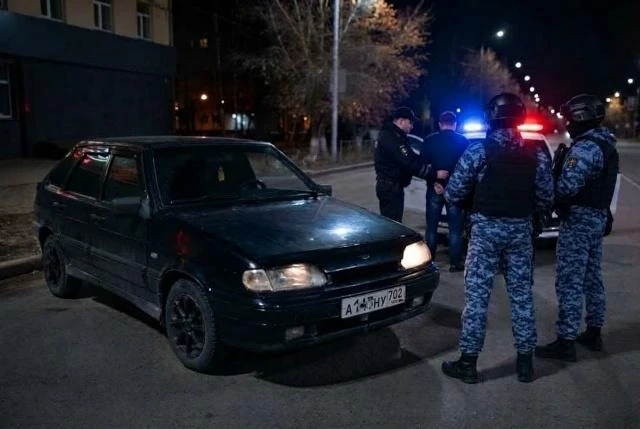В Ишимбае пьяная водительница и её компания напали на росгвардейцев.