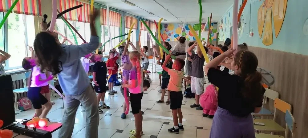 🎉 День улыбок в нашем пришкольном лагере! 🎉

Вчерашний день был просто наполнен позитивом и смехом