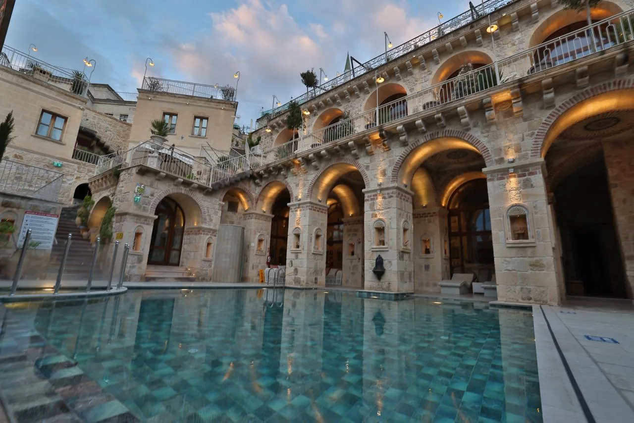 🏨 Hilton открыл новый отель в Каппадокии 

Он называется Elika Cave Suites Cappadocia
 и расположен