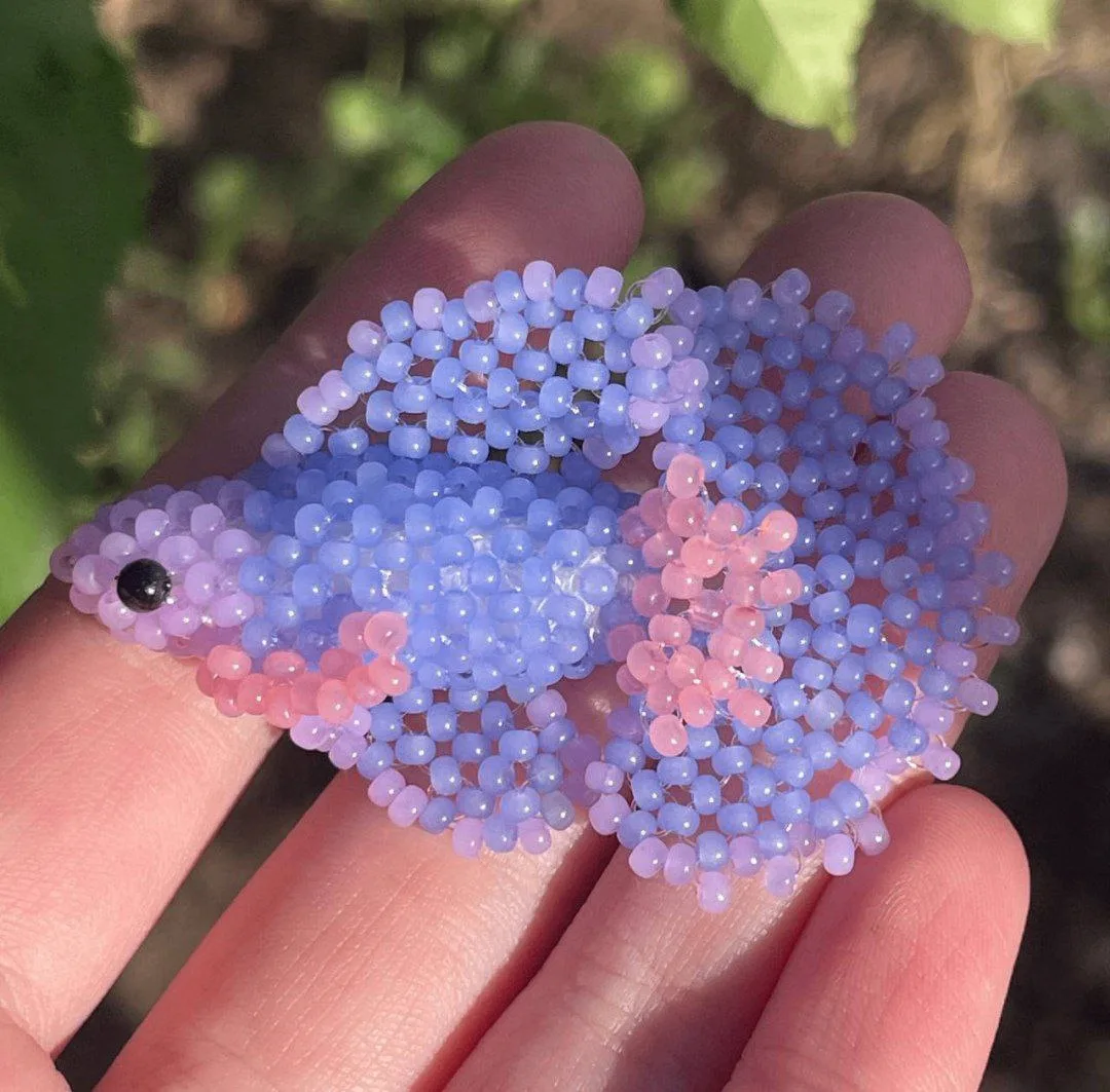 🐠 Плетём рыбку петушка!

✨ Что понадобится:
~ Бисер голубого, синего,розовое и фиолетового цветов
~