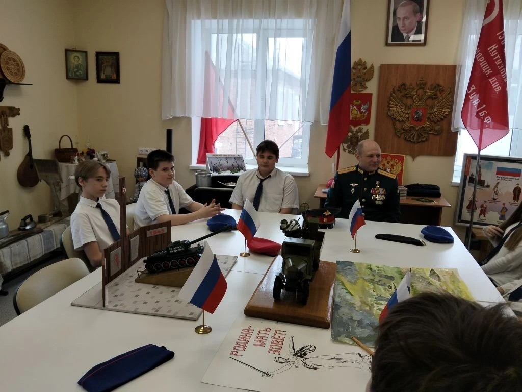3 марта у нас в школе был почётный гость. Старшеклассники смогли лично пообщаться с нашим земляком, 