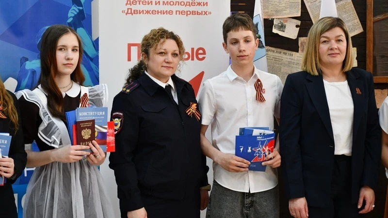 Борисовские школьники получили паспорта накануне Дня Победы  Паспорта были торжественно вручены Дарь